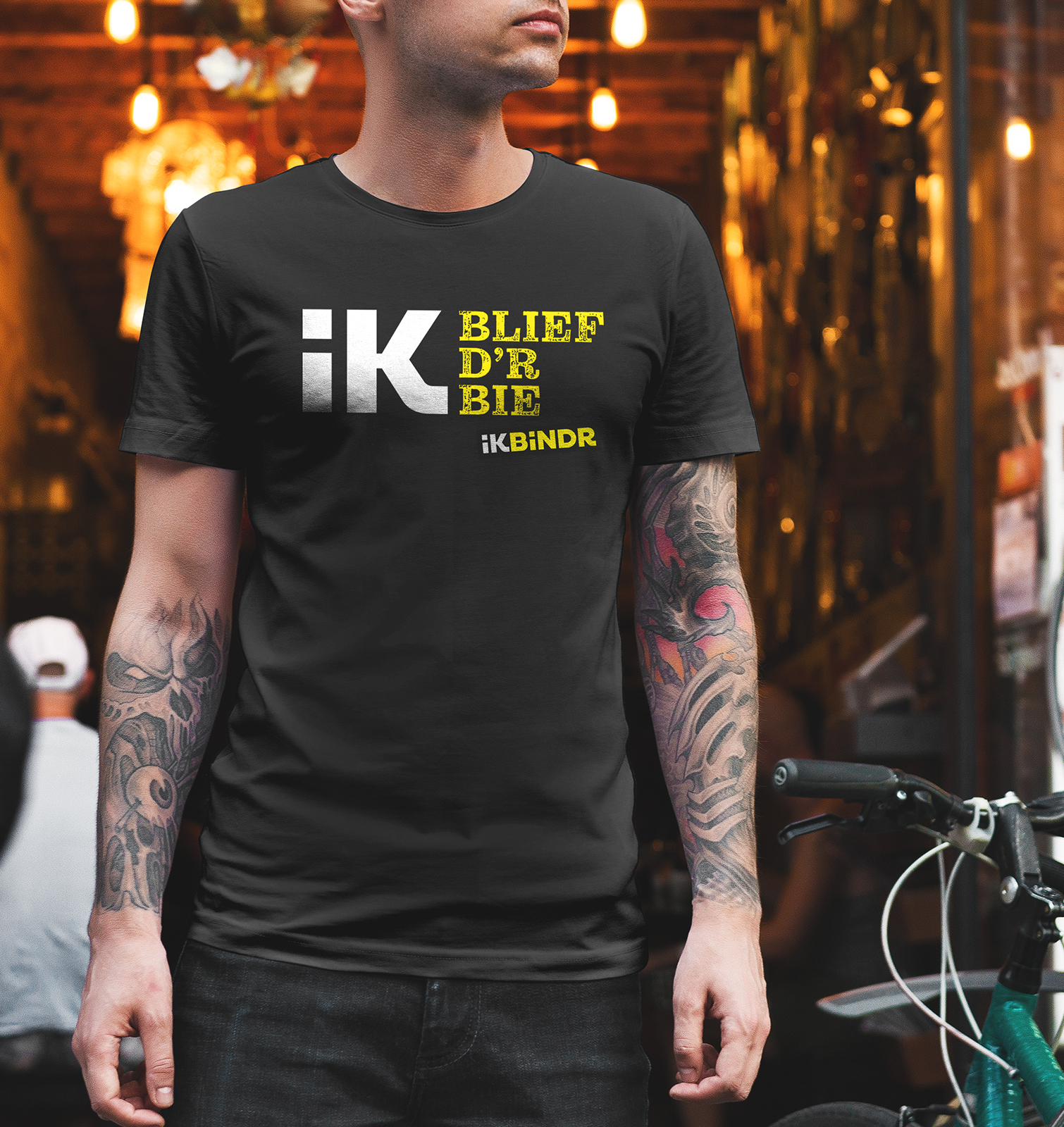 Persoon draagt een zwart shirt met de tekst: ik blief dr bie, ikbindr