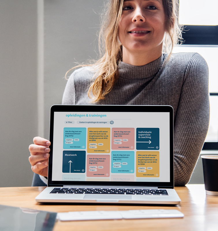 Jonge vrouw houdt een laptop voor zich met daarop de site van Jeugdzorgleert.