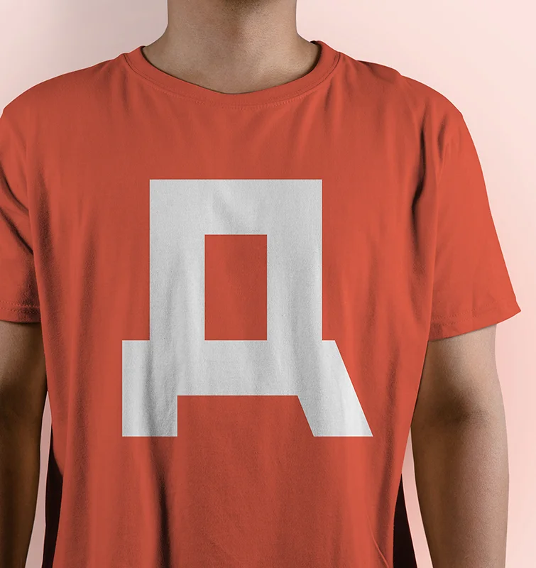 Rood shirt met het witte logo van Little Rocket