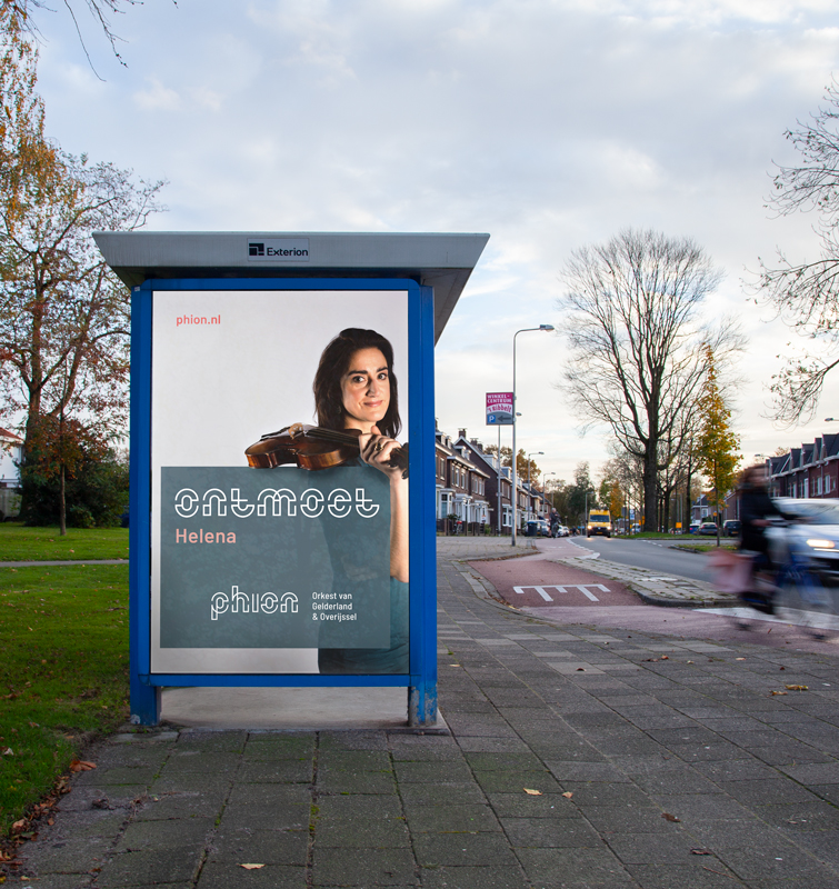 Abri met een poster waar een vrouw uit het orkest met viool op staat.